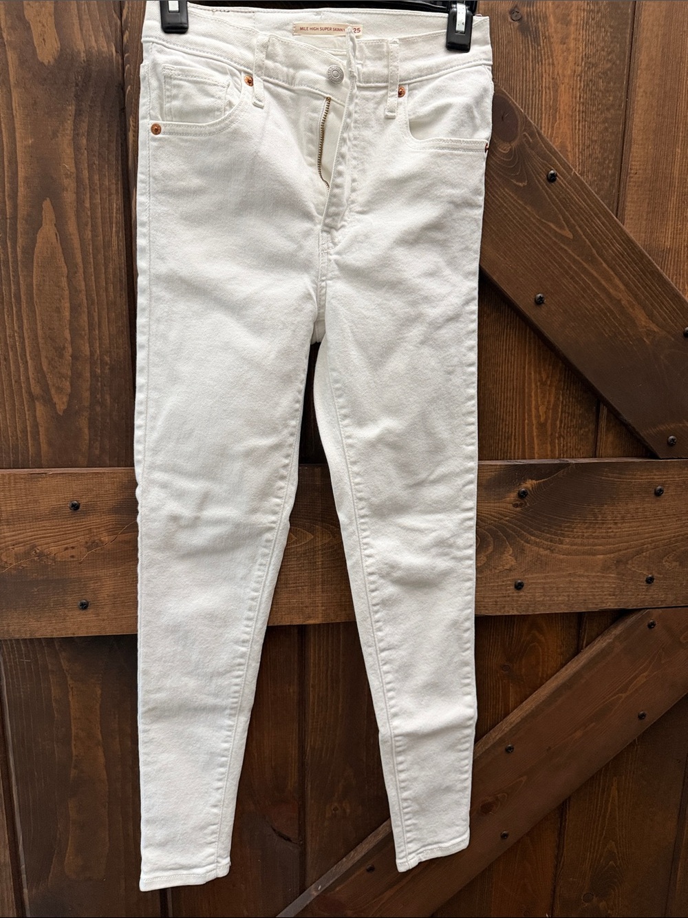 EUC  Mile High Super Skinny White Levi’s Sz 25 Women’s Jeans Rise 10” Length 26”
